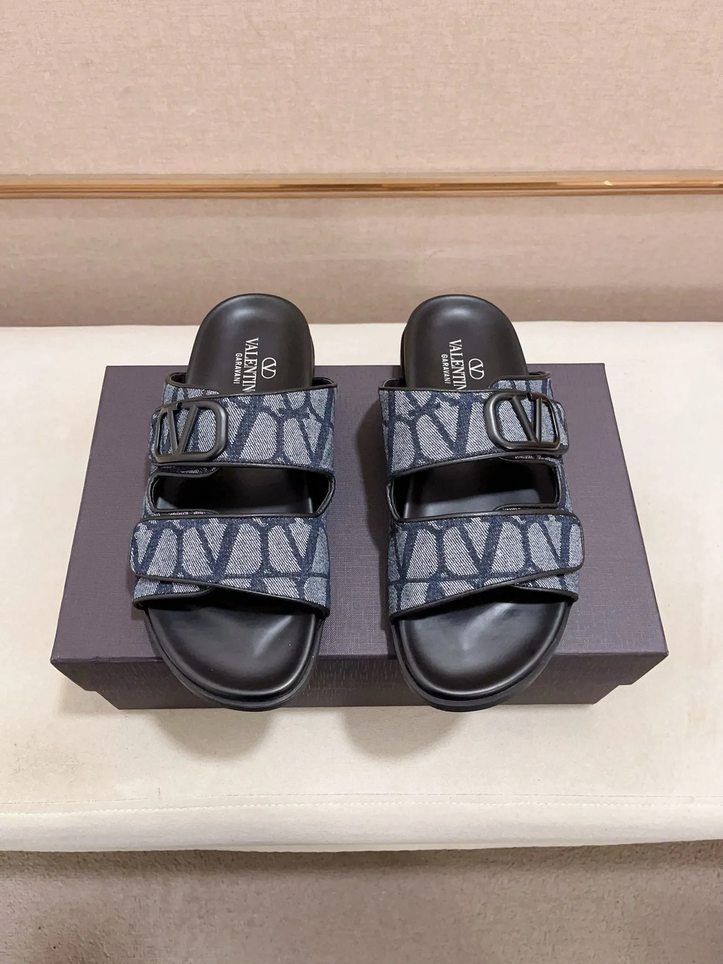 Men's shoes💰: 440💰[Valentino] New men's boutique slippers, counter quality, classic plaid, the actual workmanship is quite complex🔰The uppers are made of imported fabrics➕🐑Sheepskin lining, which tests the craftsman's craftsmanship➕original PU outsole. Size: 38-44 (45 can be customized, non-refundable)